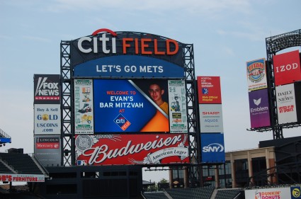 Mets welcome_scoreboard