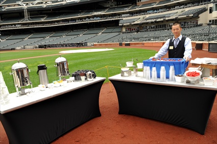 Mets Serving dessert Mets Serving dessert